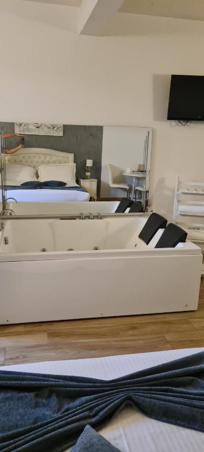 B&B Emozioni E Relax Pietole Εξωτερικό φωτογραφία